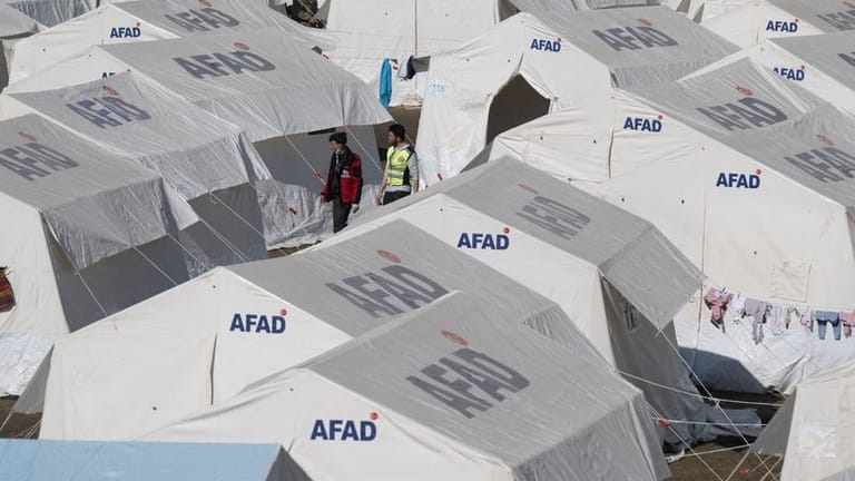 Ein Zeltlager für Erdbebenopfer: Die Zelte der türkischen Katastrophenschutzbehörde AFAD stehen im Stadion der Provinzhauptstadt Kahramanmaras.