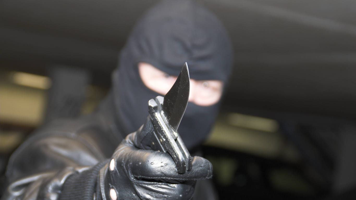 Maskierter Mann mit einem Messer (Symbolbild): Der mutmaßliche Täter kam nicht weit.