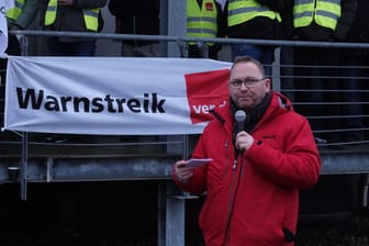 Verdi-Vorsitzender Frank Werneke besucht Freitagmorgen den Betriebshof Gorbitz.