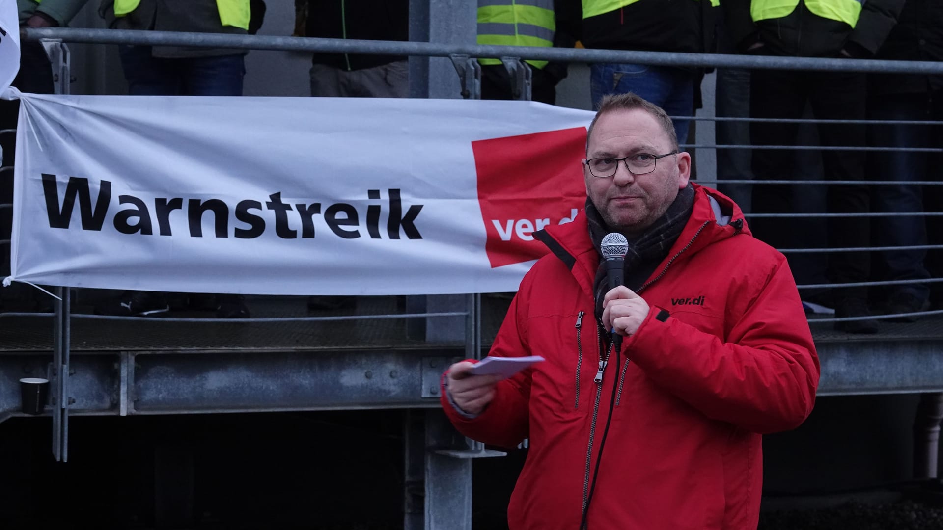 Verdi-Vorsitzender Frank Werneke besucht Freitagmorgen den Betriebshof Gorbitz.