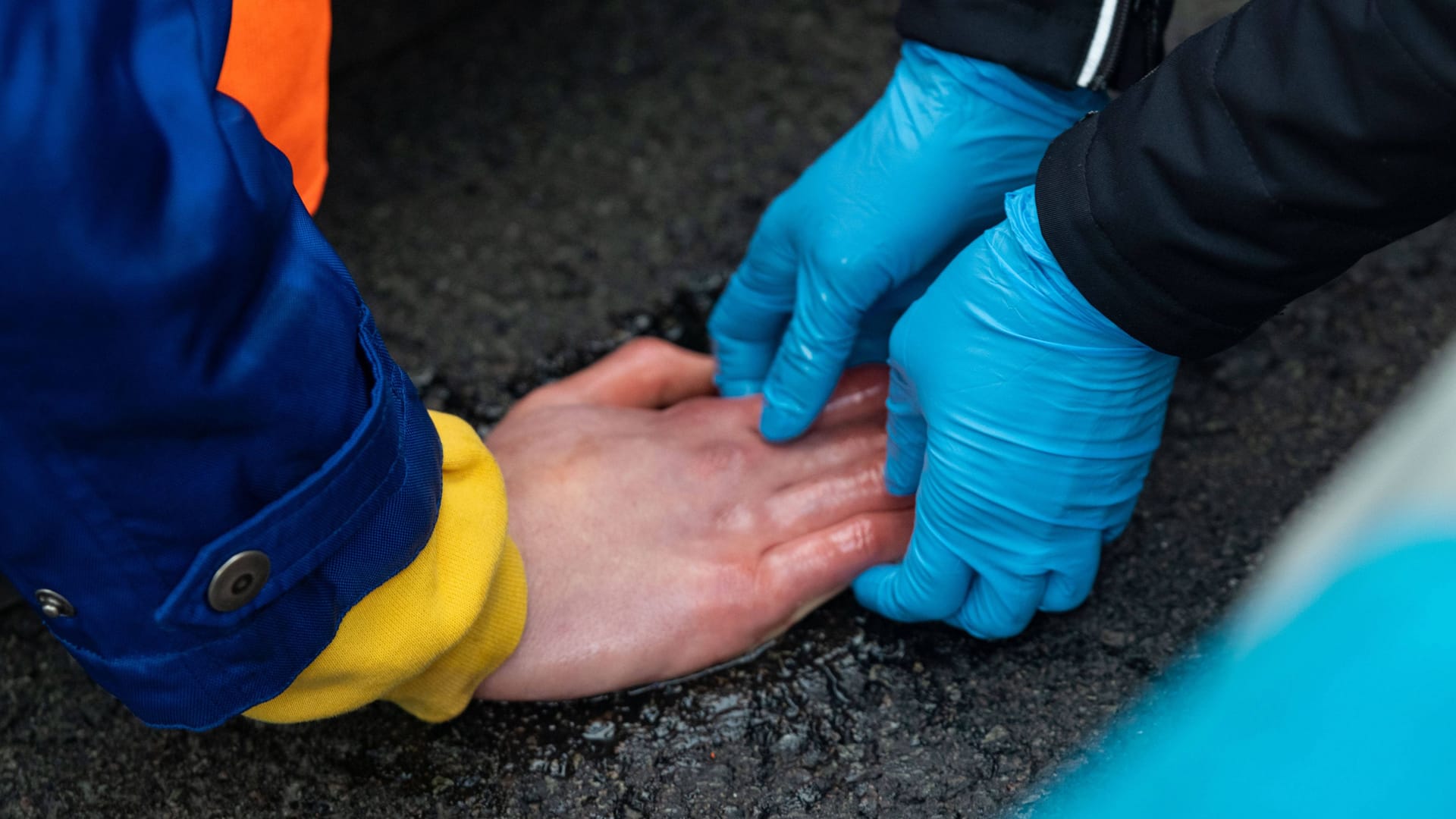Blockade von der "Letzten Generation" (Symbolbild): Aktivisten blockieren die Kreuzung Sülzgürtel/Luxemburger Straße. Blockade von der "Letzten Generation" (Symbolbild): Aktivisten blockieren die Kreuzung Sülzgürtel/Luxemburger Straße.