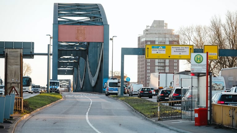 Die Polizei hat sich auf den Norderelbbrücke positioniert: Hier herrscht am Montagmorgen viel Verkehr.