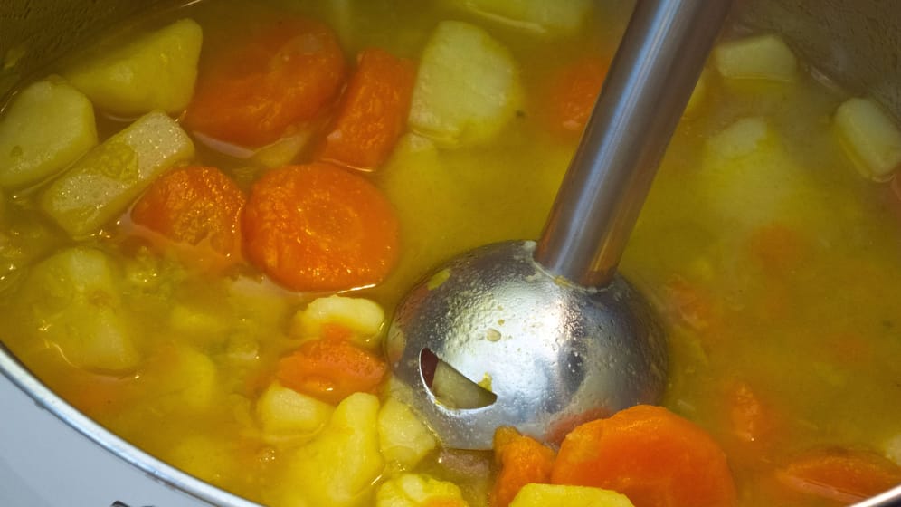 Mit dem Stabmixer die Suppe pürieren: Das Gerät darf nicht überhitzen.