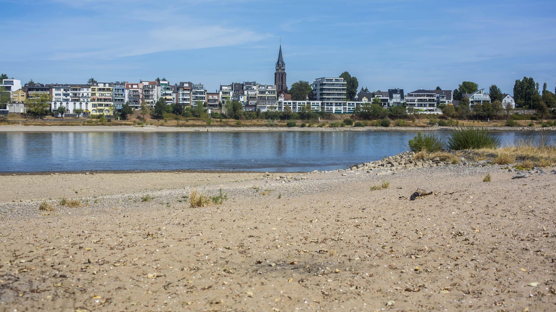 Der Rheinstrand in Köln (Symbolbild): Das am Rhein gelegene Strandbad Langel wird abgerisse.