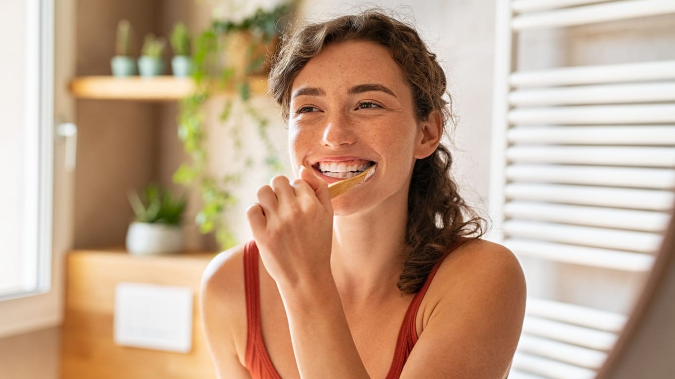 Richtiges Zähneputzen: Die Routine aufzufrischen kann für mehr Gründlichkeit sorgen.