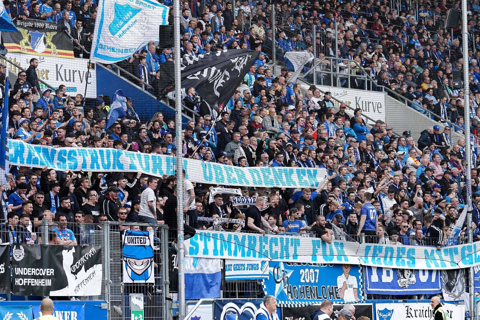 Um diese Banner soll es nicht gegangen sein: Hertha-Fans während der Partie in Hoffenheim.