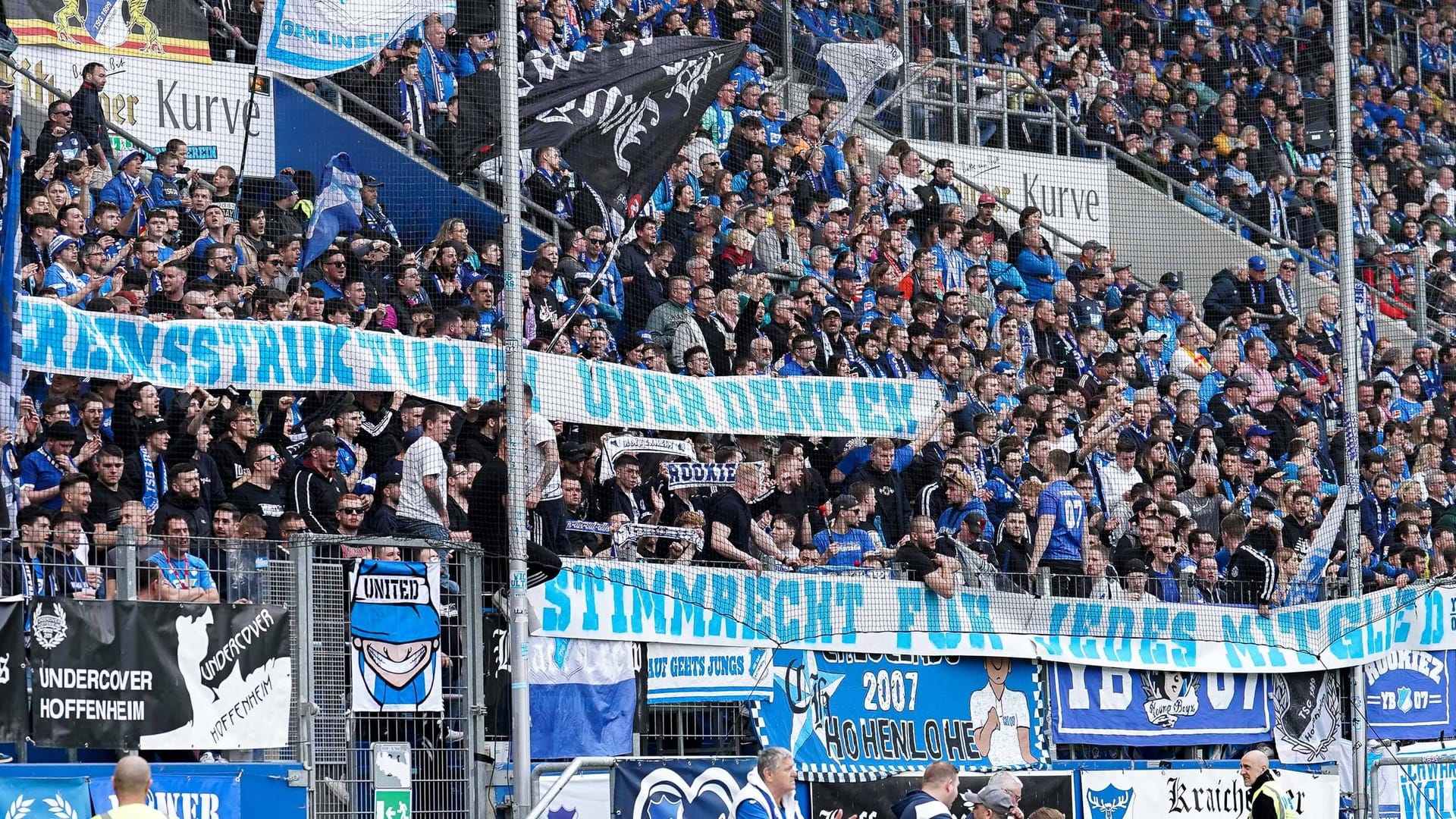 Um diese Banner soll es nicht gegangen sein: Hertha-Fans während der Partie in Hoffenheim. Um diese Banner soll es nicht gegangen sein: Hertha-Fans während der Partie in Hoffenheim.