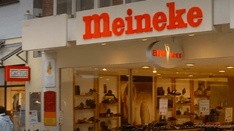 Eingang zum Schuhhaus Meineke in Bremen-Nord (Archivbild): Mittlerweile sind die Schaufenster geräumt, der Laden komplett leer.