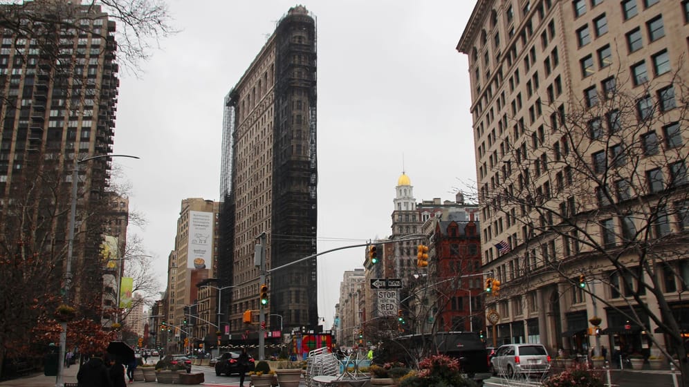 Das New Yorker Flatiron Building: Momentan ist die Sehenswürdigkeit teilweise hinter einem Gerüst versteckt.