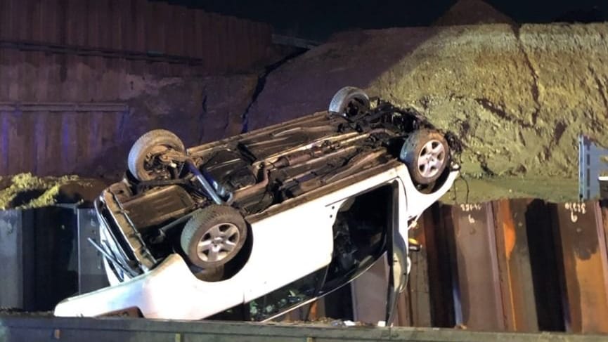 Das Auto auf dem Dach: Es flog 25 Meter weit.