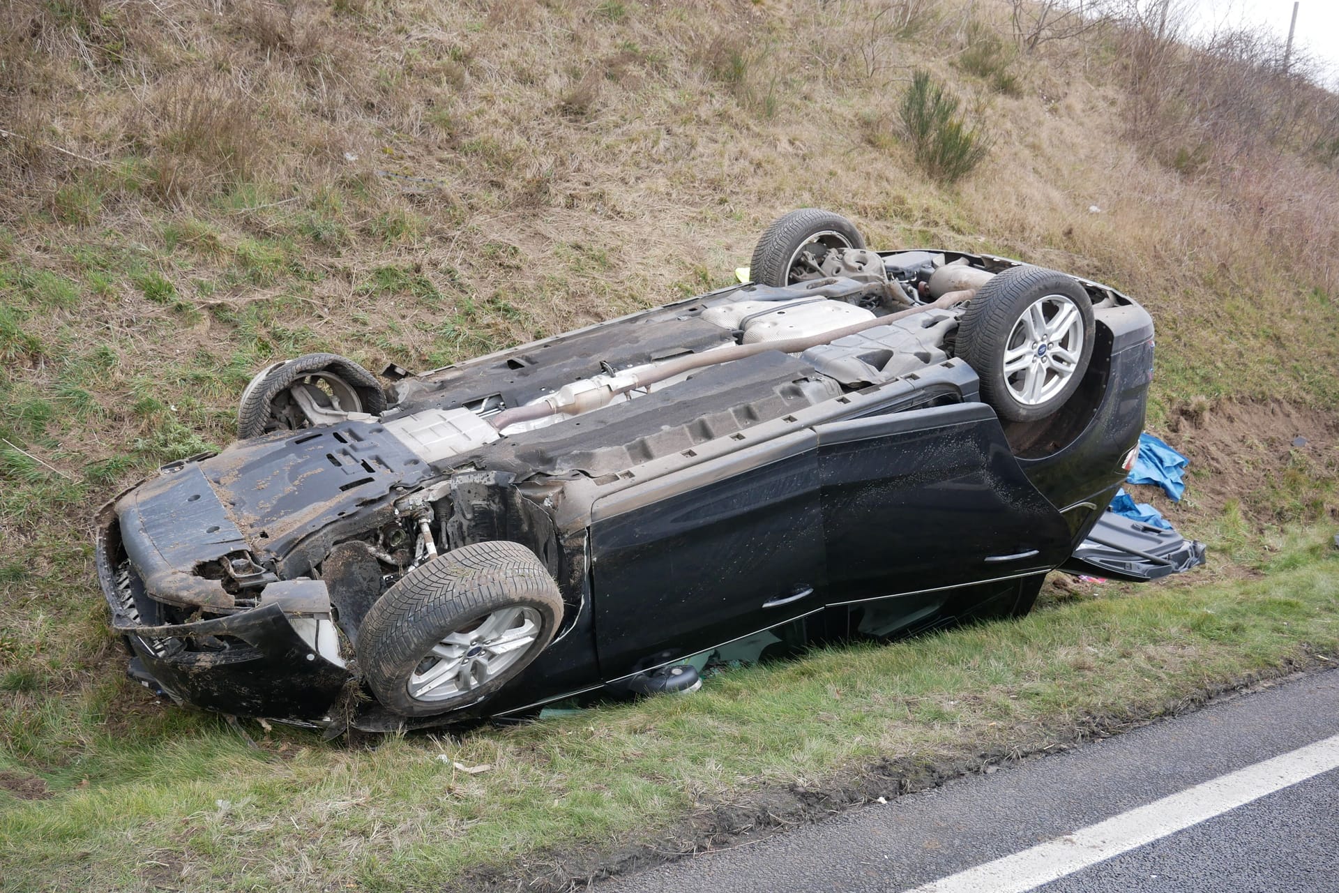 Bei einem Unfall auf der A7 überschlug sich ein Auto, sieben Menschen wurden verletzt.