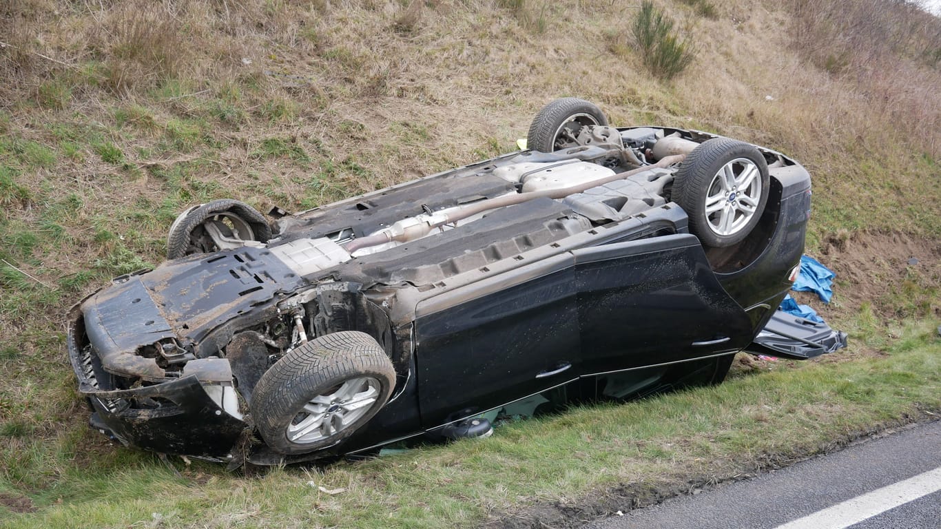 Bei einem Unfall auf der A7 überschlug sich ein Auto, sieben Menschen wurden verletzt.