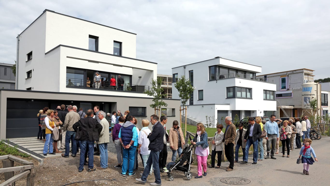 Schlange vor einem Neubau: Die Wohnungssuche in Deutschland ist vor allem in den Großstädten schwierig.