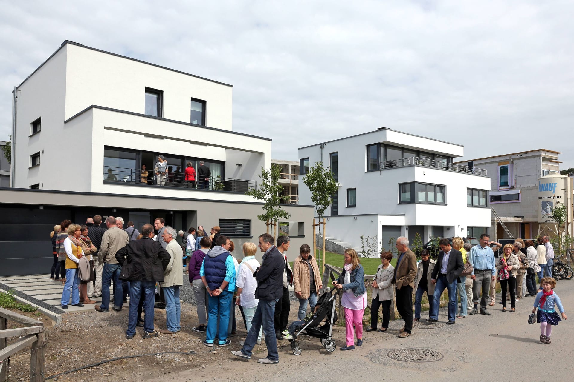 Schlange vor einem Neubau: Die Wohnungssuche in Deutschland ist vor allem in den Großstädten schwierig.