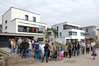 Schlange vor einem Neubau: Die Wohnungssuche in Deutschland ist vor allem in den Großstädten schwierig.