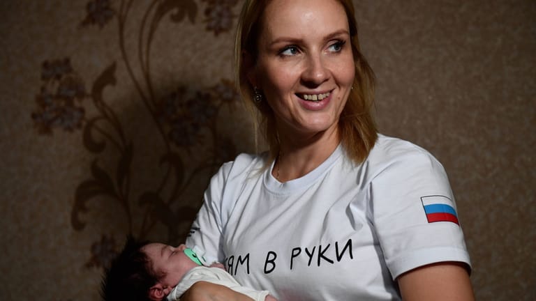 Lwowa-Belowa auf Besuch in der selbsternannten Volksrepublik in Donezk: Sie lässt sich gern mit Kindern abbilden.