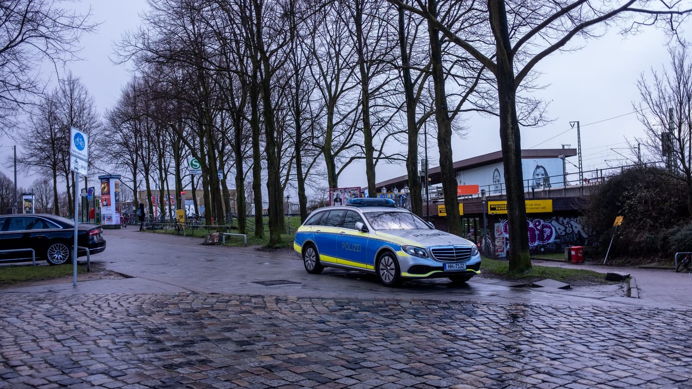 Ein Polizeiauto steht vor der S-Bahn-Haltestelle Veddel: Der mögliche Tatort liegt in der Nähe des Bahnhofs.