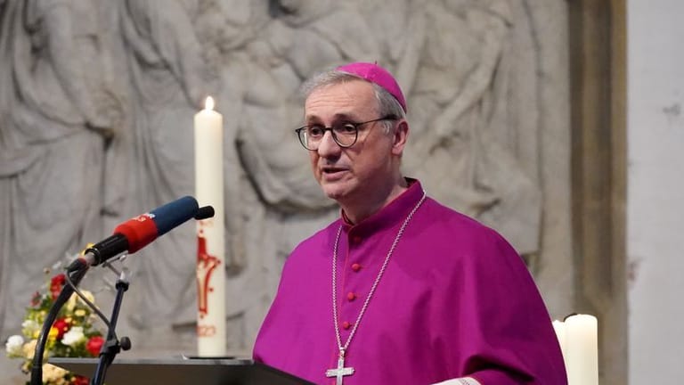 Erzbischof Stefan Heße vom Erzbistum Hamburg spricht beim Gedenkgottesdienst für die Opfer des Amoklaufs: Sieben Menschen erschoss der Täter.