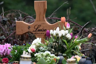 Ein Holzkreuz am Tatort: Zwei fast gleichaltrige Mädchen hatten gestanden, Luise mit Messerstichen getötet zu haben.