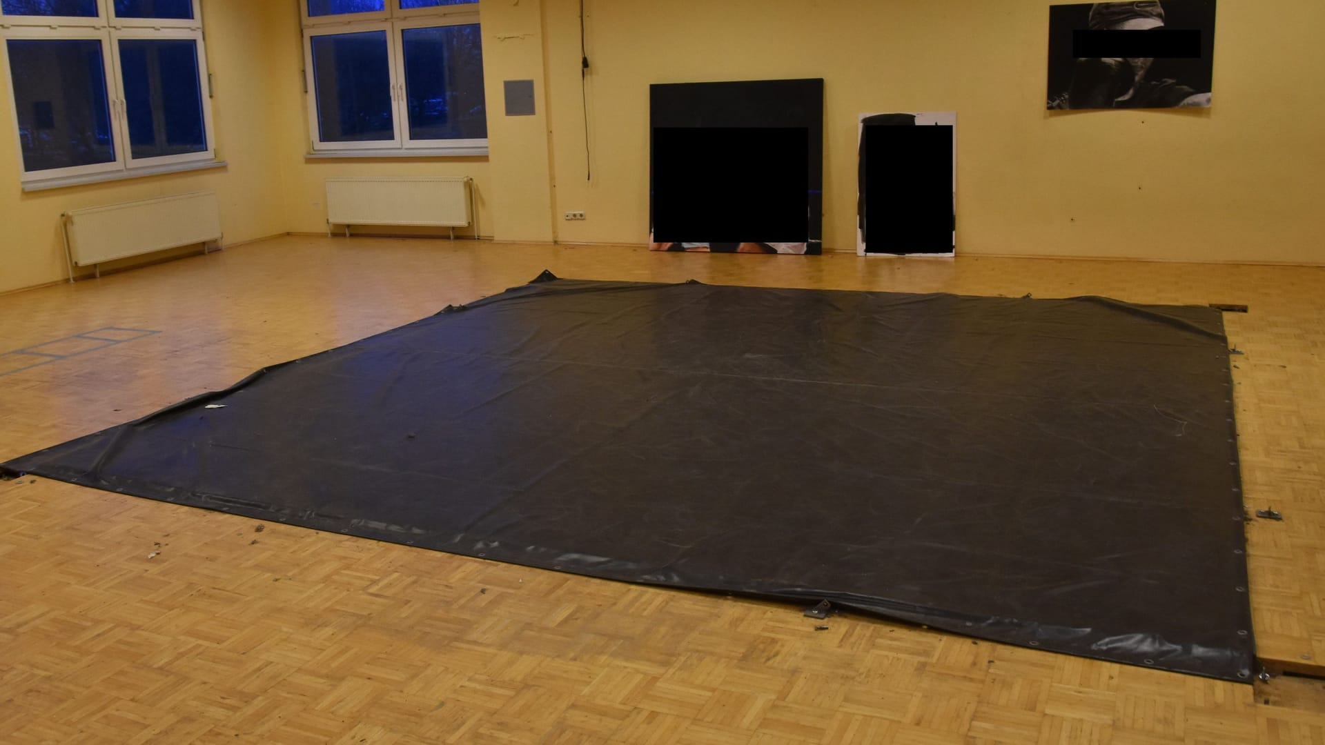 Nur die Schutzfolie am Boden ließen die Diebe zurück. Der Boxring ist verschwunden.