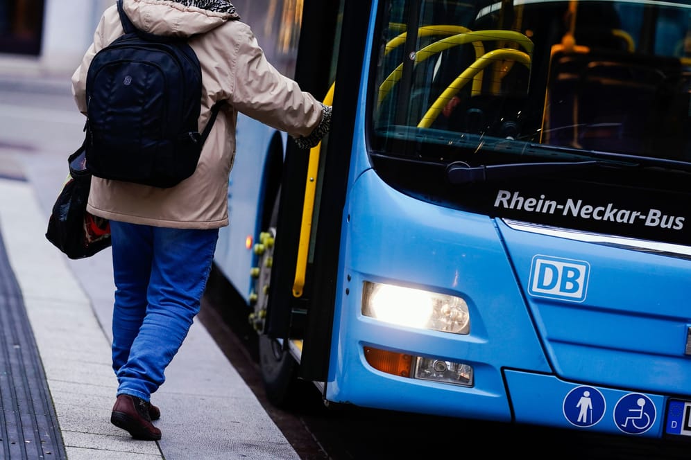 Eine Frau steigt in einen Bus (Symbolbild): Der Vorverkauf für das 49-Euro-Ticket startet im April.