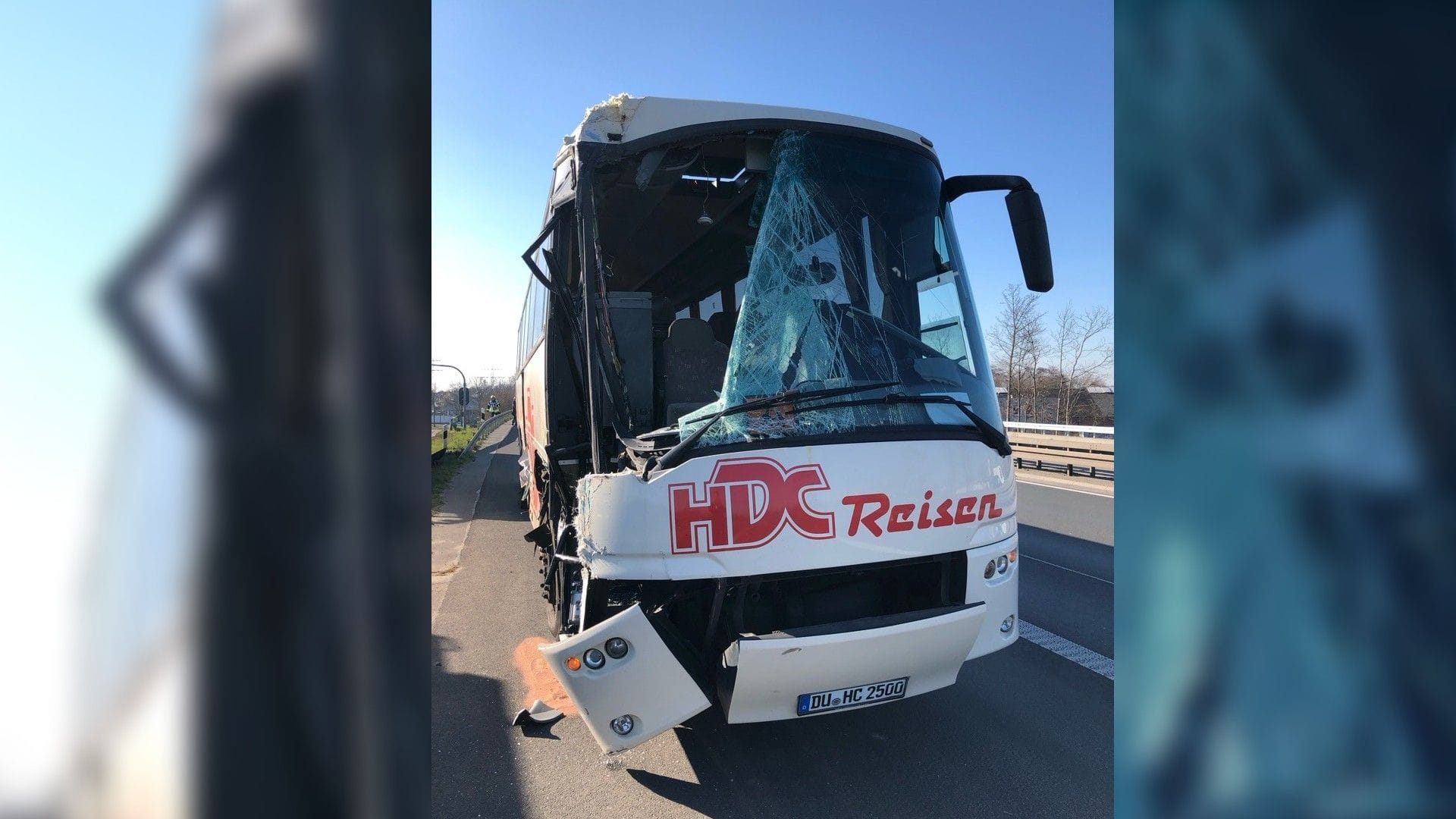 Die Beifahrerseite des Busses ist massiv beschädigt worden.