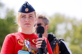 UdSSR-Fan: Elena Kolbasnikova bei dem von ihr organisierten Autokorso im Mai 2022. Wegen einer Äußerung dort ist sie angeklagt. UdSSR-Fan: Elena Kolbasnikova bei dem von ihr organisierten Autokorso im Mai 2022. Wegen einer Äußerung dort ist sie angeklagt.