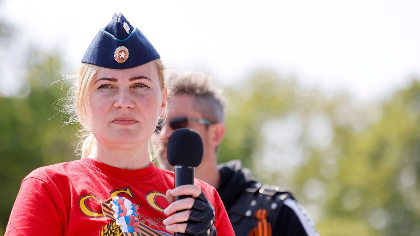 UdSSR-Fan: Elena Kolbasnikova bei dem von ihr organisierten Autokorso im Mai 2022. Wegen einer Äußerung dort ist sie angeklagt.