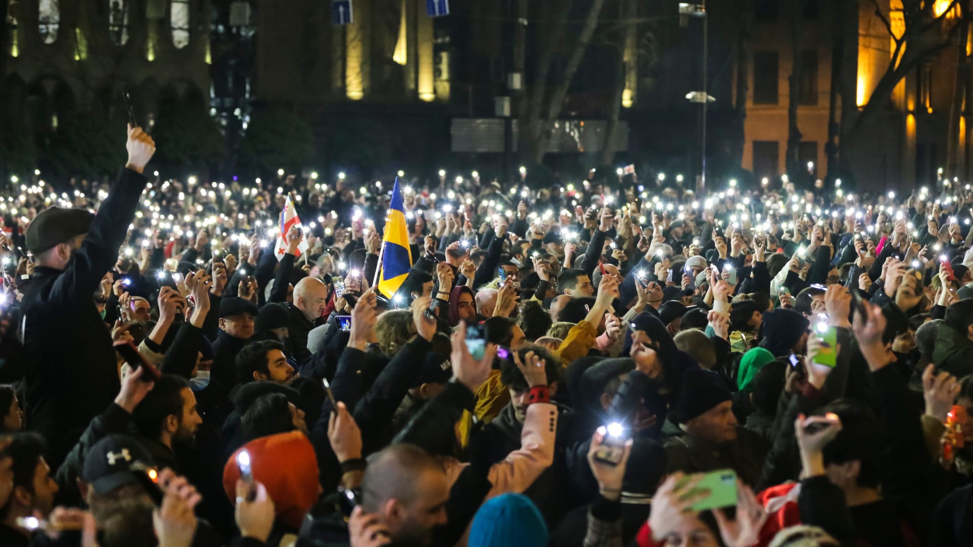 Der größte Teil der Demonstration sei friedlich verlaufen, berichtet ein örtlicher Fernsehsender. Für Mittwochabend wurde breits zu neuen Protesten aufgerufen.