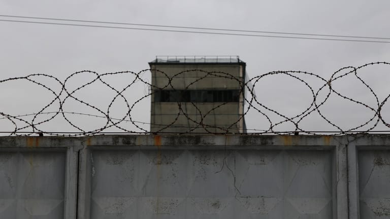 Stacheldraht am Zaun einer geschlossenen Anlage: Zwei Jahre Straflager warten auf den 54-jährigen Russen.