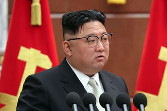 Nordkoreas Machthaber Kim Jong Un im Hauptsitz der "Arbeiterpartei" des Landes in Pjöngjang (Archivbild).