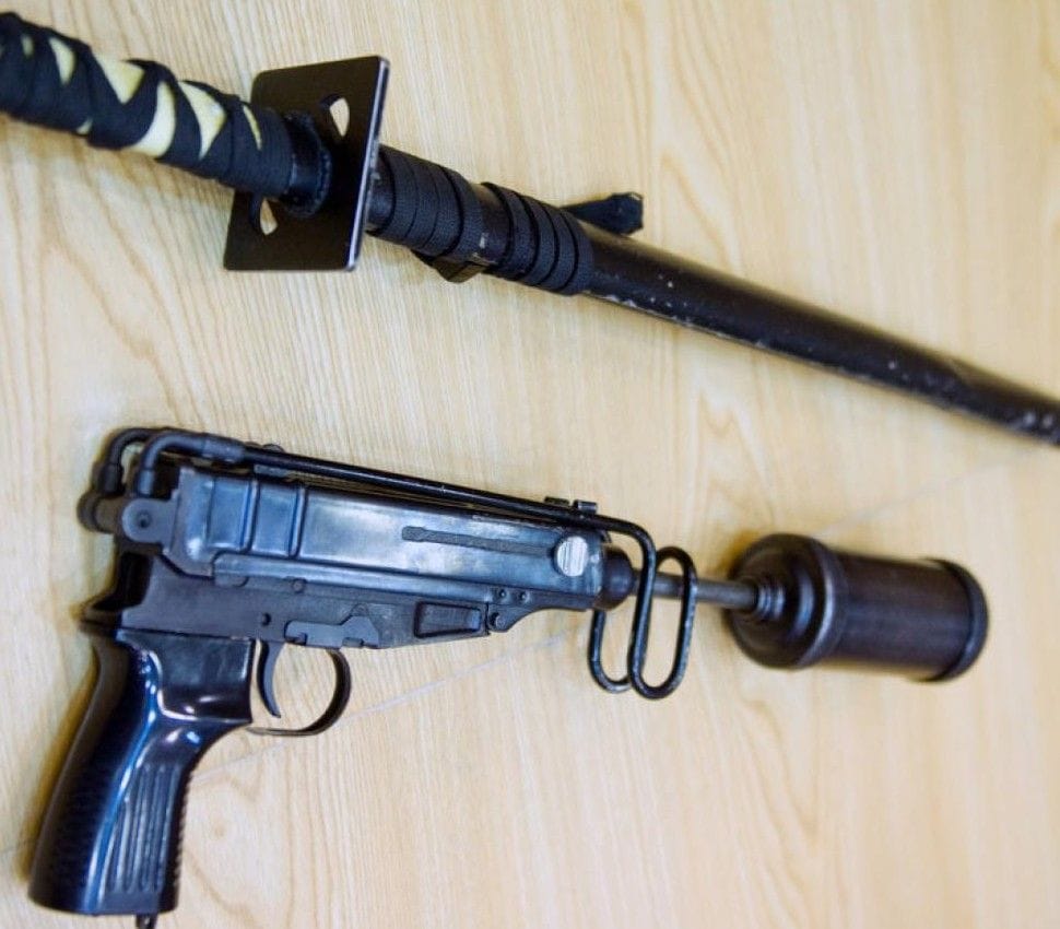 Maschinenpistole: Mit dem tschechischen Modell, 39 Patronen und einem Schlagstock war der 82-Jährige vermummt bei den Zeugen Jehovas erschienen.