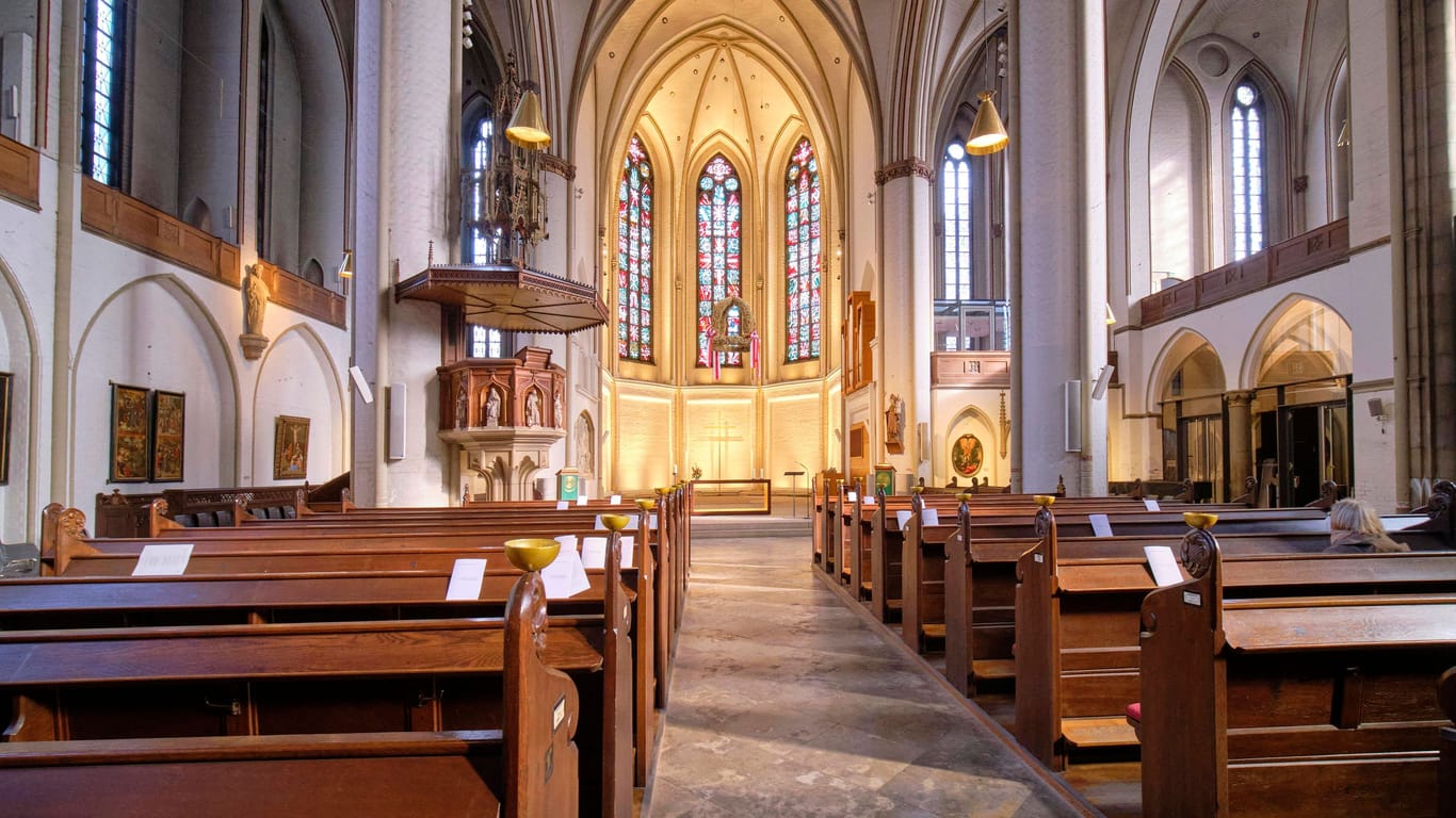 Innenraum der Hauptkirche St. Petri: Am Sonntag findet dort ein ökumenisches Gedenken statt.