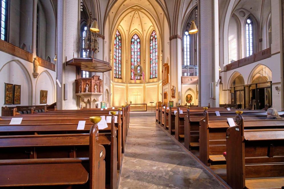 Innenraum der Hauptkirche St. Petri: Am Sonntag findet dort ein ökumenisches Gedenken statt.