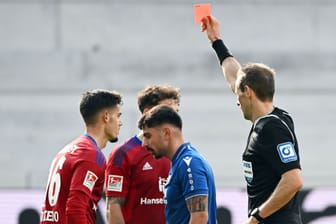 Schiedsrichter Sascha Stegemann (r.) zeigt Rot: Der Hamburger SV verlor in Karlsruhe.