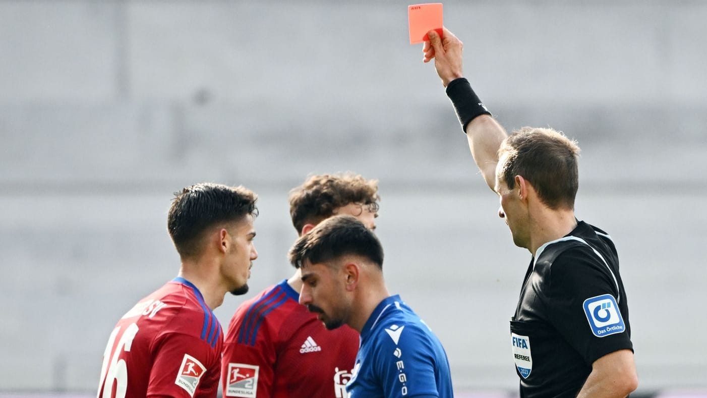 Schiedsrichter Sascha Stegemann (r.) zeigt Rot: Der Hamburger SV verlor in Karlsruhe.