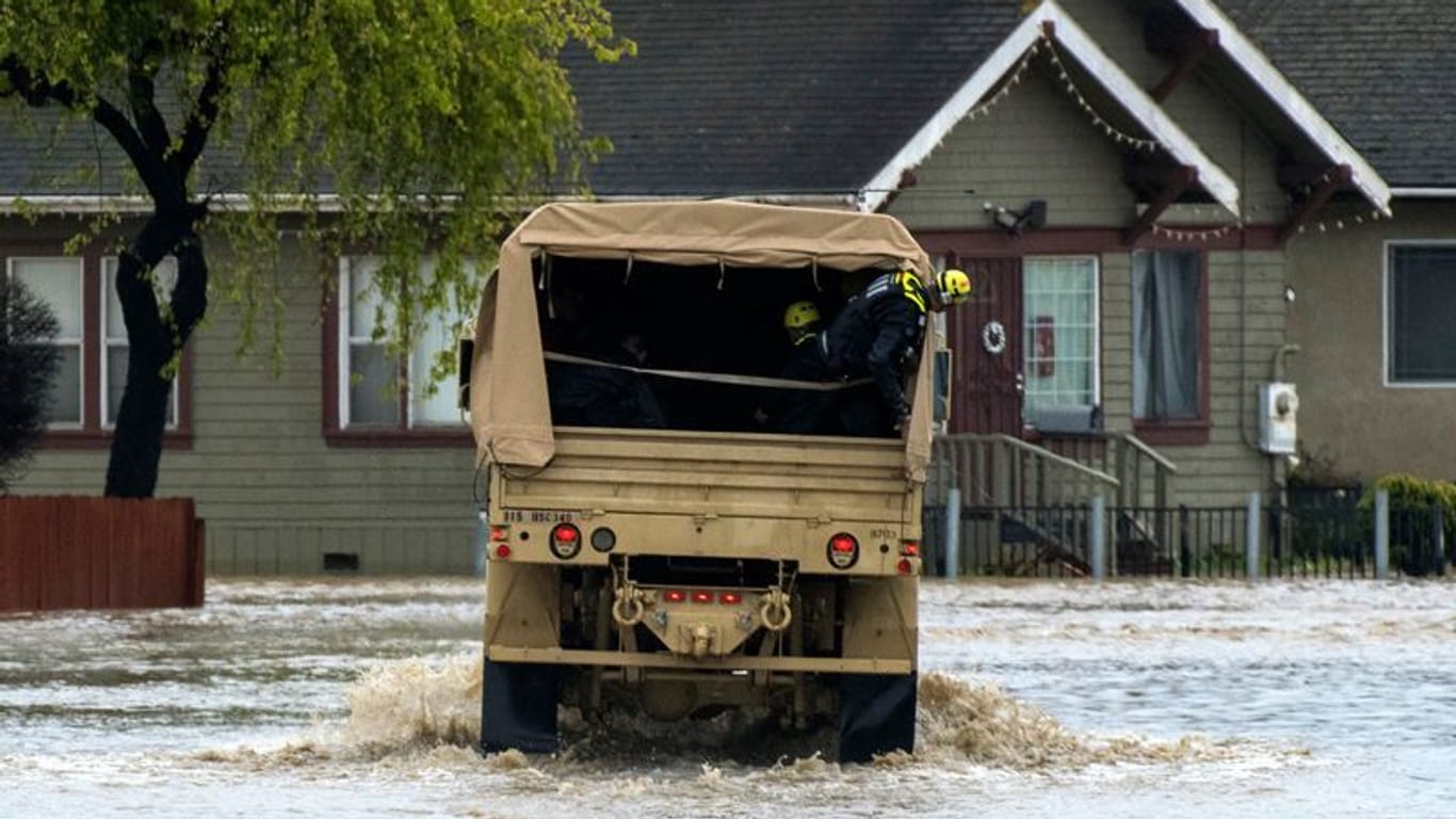 Einsatzkräfte fahren durch Überschwemmungen: Kalifornien ist derzeit mit schweren Regen- und Schneefällen konfrontiert.