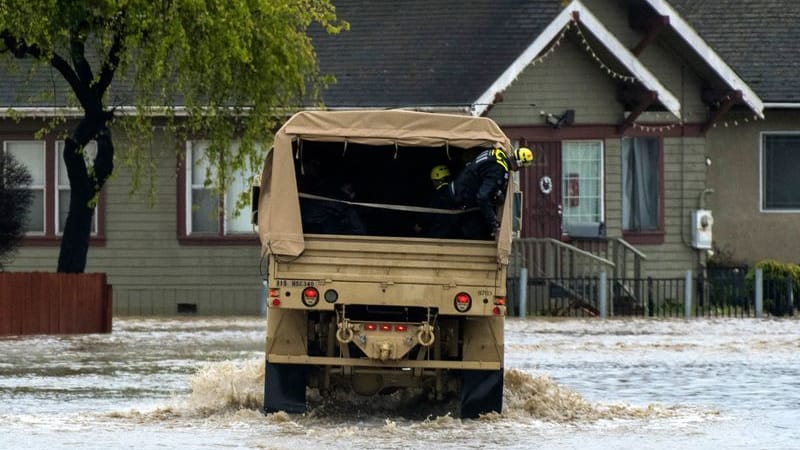 Einsatzkräfte fahren durch Überschwemmungen: Kalifornien ist derzeit mit schweren Regen- und Schneefällen konfrontiert. Einsatzkräfte fahren durch Überschwemmungen: Kalifornien ist derzeit mit schweren Regen- und Schneefällen konfrontiert.