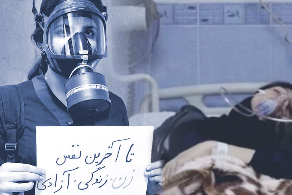 Ein Mädchen mit Gasmake hält einen Zettel mit der persischen Aufschrift: "Bis zum letzten Atemzug: Frau, Leben, Freiheit."