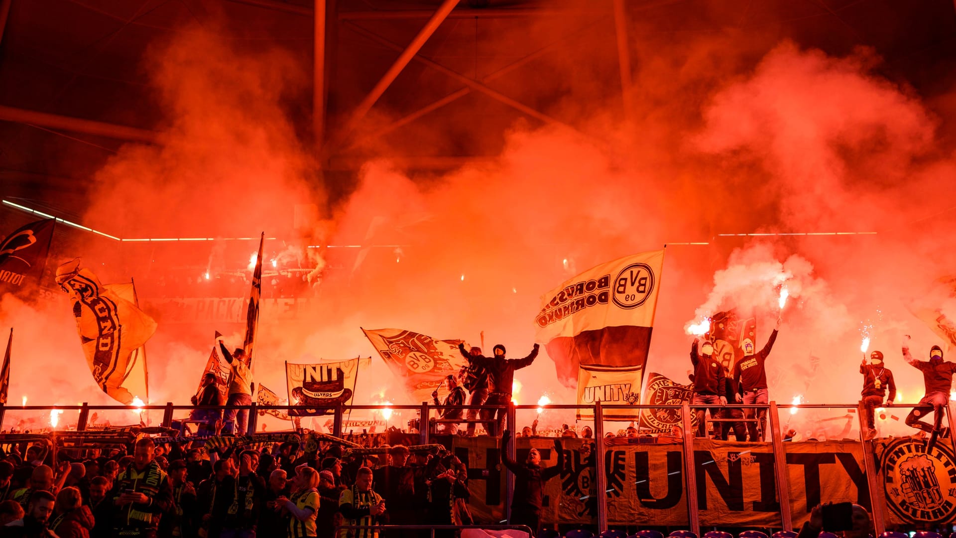 BVB-Fans beim Spiel gegen Schalke: Im Block befand sich auch eine kleinere Gruppe offenbar rechtsextremer Hooligans, deren Identität jetzt festgestellt werden soll. BVB-Fans beim Spiel gegen Schalke: Im Block befand sich auch eine kleinere Gruppe offenbar rechtsextremer Hooligans, deren Identität jetzt festgestellt werden soll.