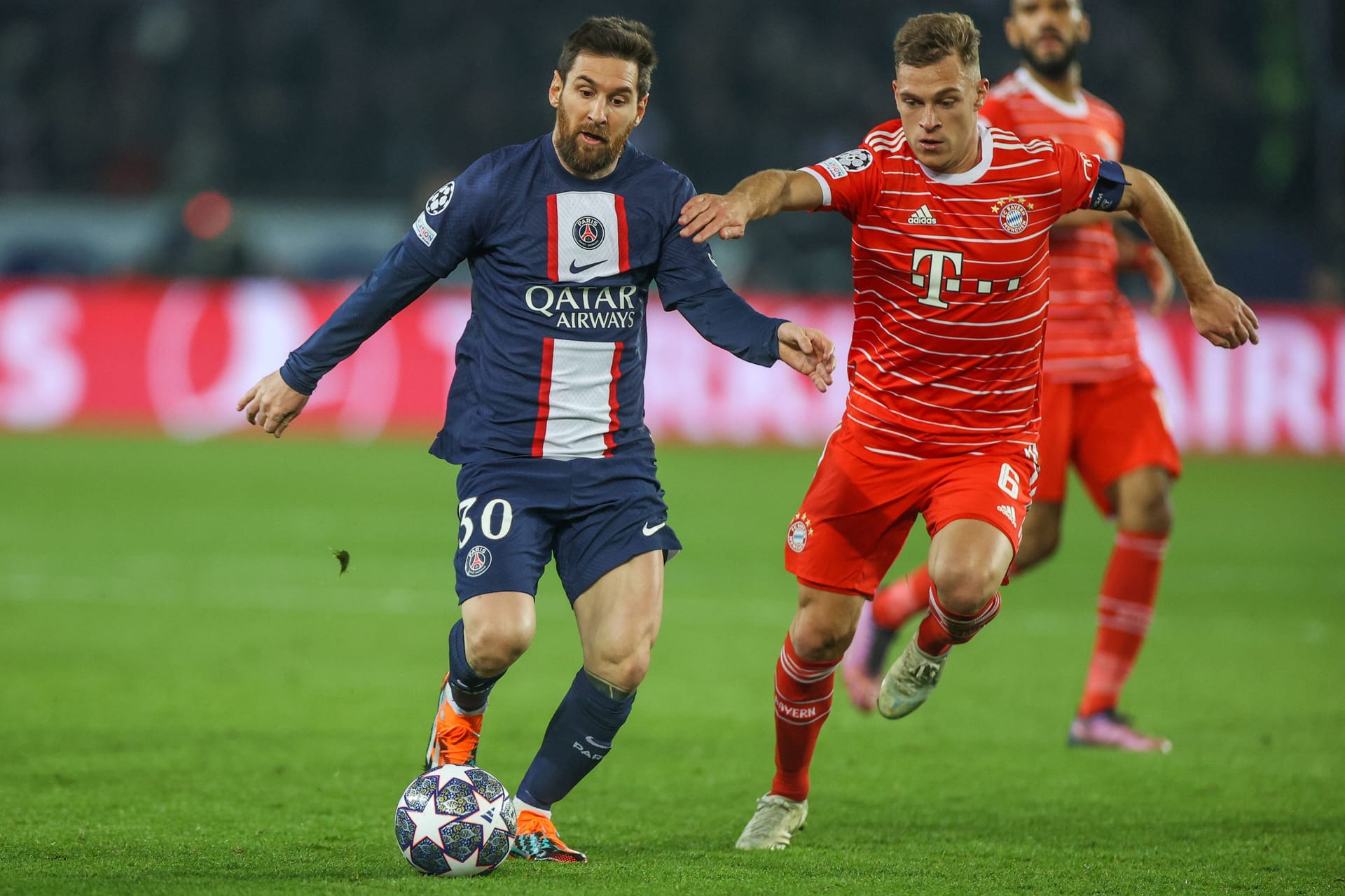 Lionel Messi (l.) und Joshua Kimmich: Der Weltmeister sorgte mit einer Reaktion auf ein Foto des Nationalspielers für Aufsehen.