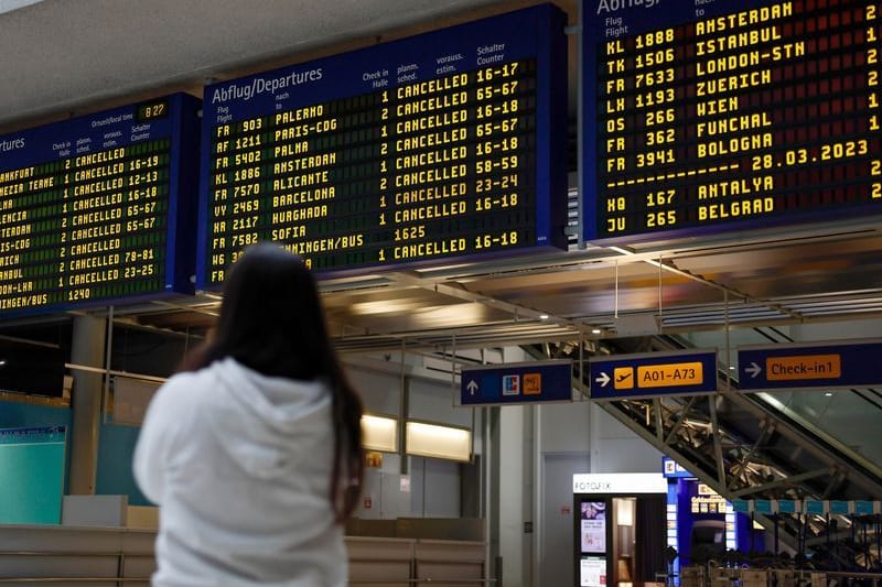 Die Tafel am Flughafen Nürnberg zeigt die gestrichenen Flugverbindungen.