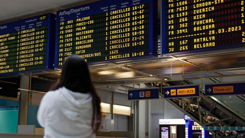 Die Tafel am Flughafen Nürnberg zeigt die gestrichenen Flugverbindungen.