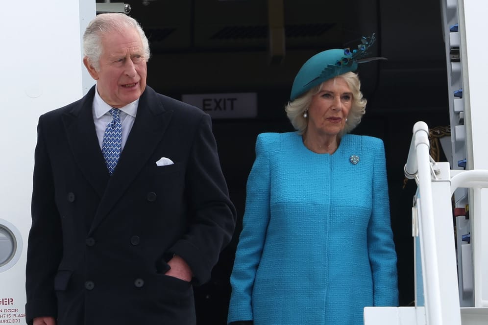 König Charles III. und Königsgemahlin Camilla: Sie sind in Deutschland gelandet.