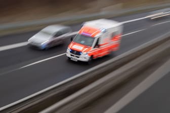 Ein Rettungswagen fährt über eine Autobahn (Symbolfoto): Die Leitstelle rief zunächst einen sogenannten einen Massenanfall von Verletzten (MANV) aus.