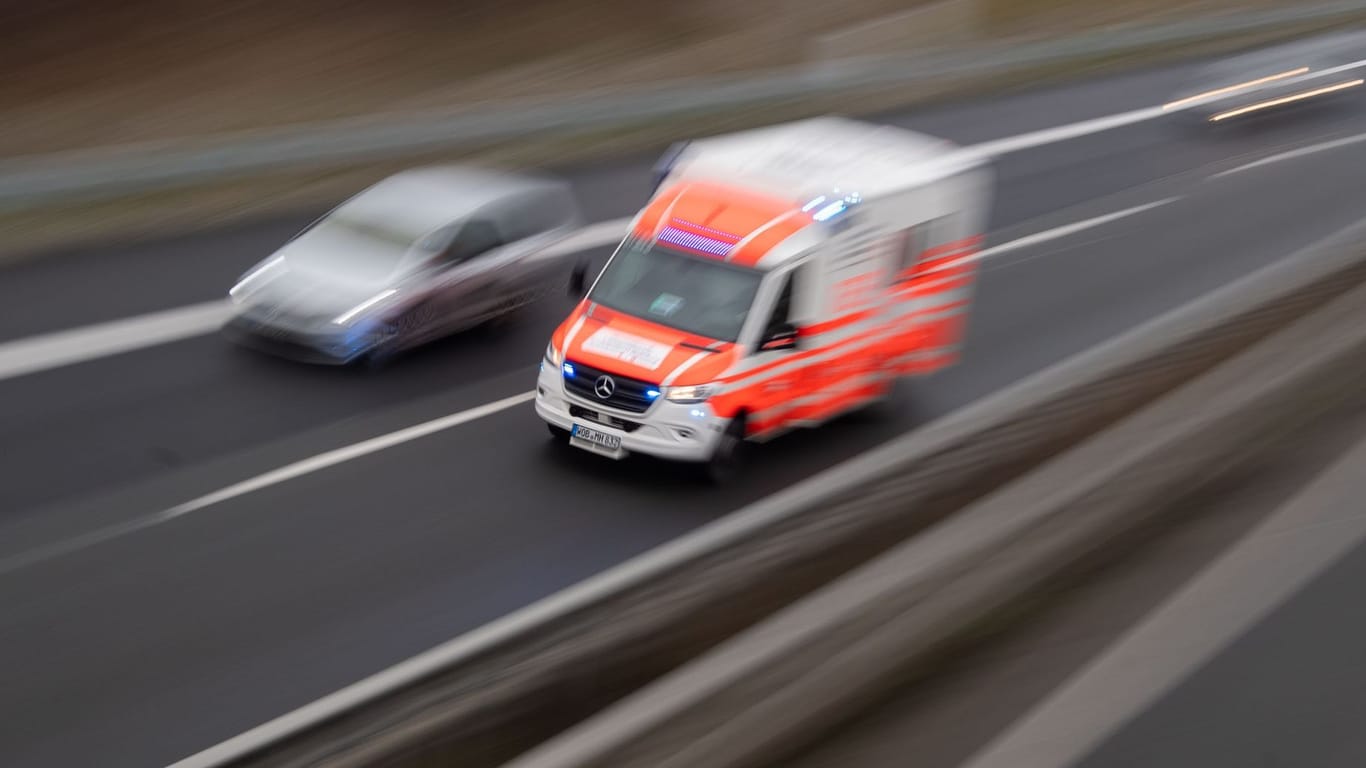 Ein Rettungswagen fährt über eine Autobahn (Symbolfoto): Die Leitstelle rief zunächst einen sogenannten einen Massenanfall von Verletzten (MANV) aus.
