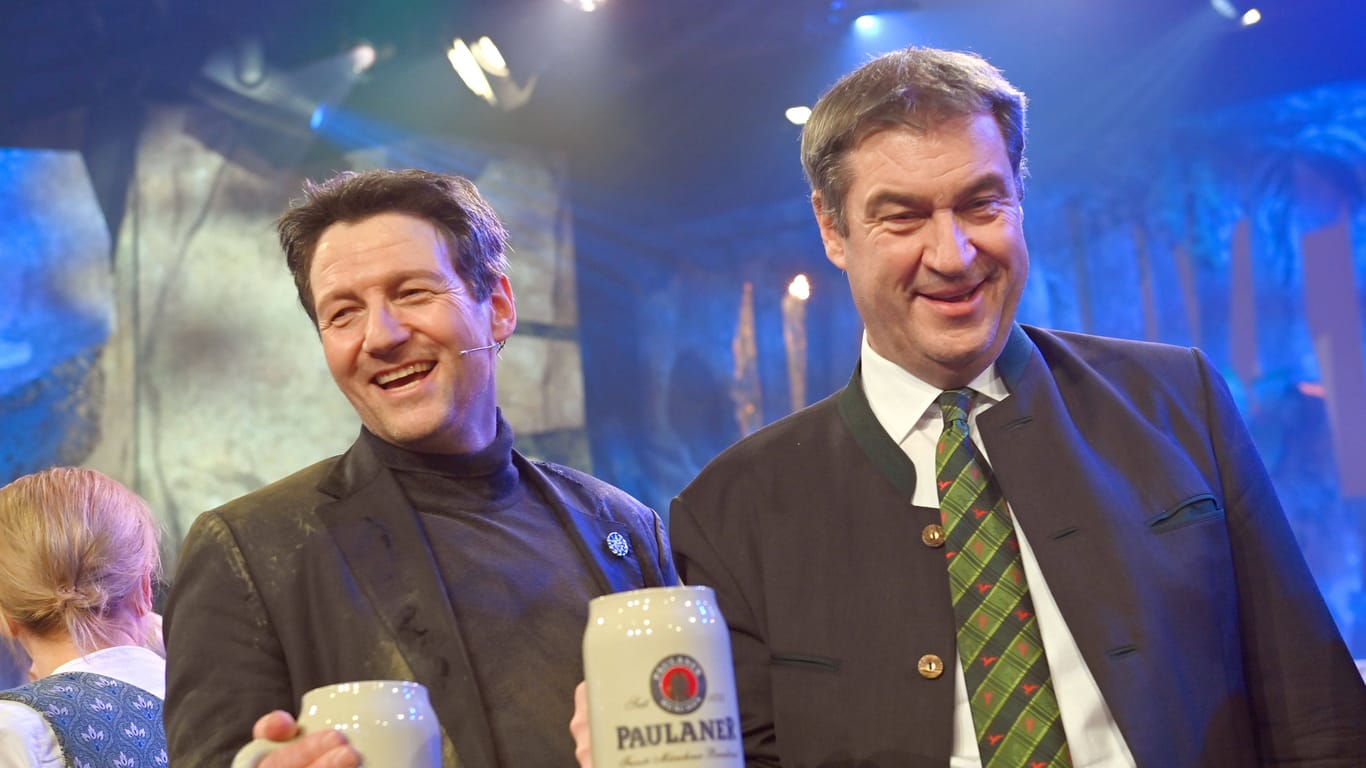 Bayerns Ministerpräsident Markus Söder (rechts) und Schauspieler Markus Unger als Markus Söder beim Nockherberg (Archivbild): Der CSU-Chef fällt derzeit wieder mit alten Taktiken aus.