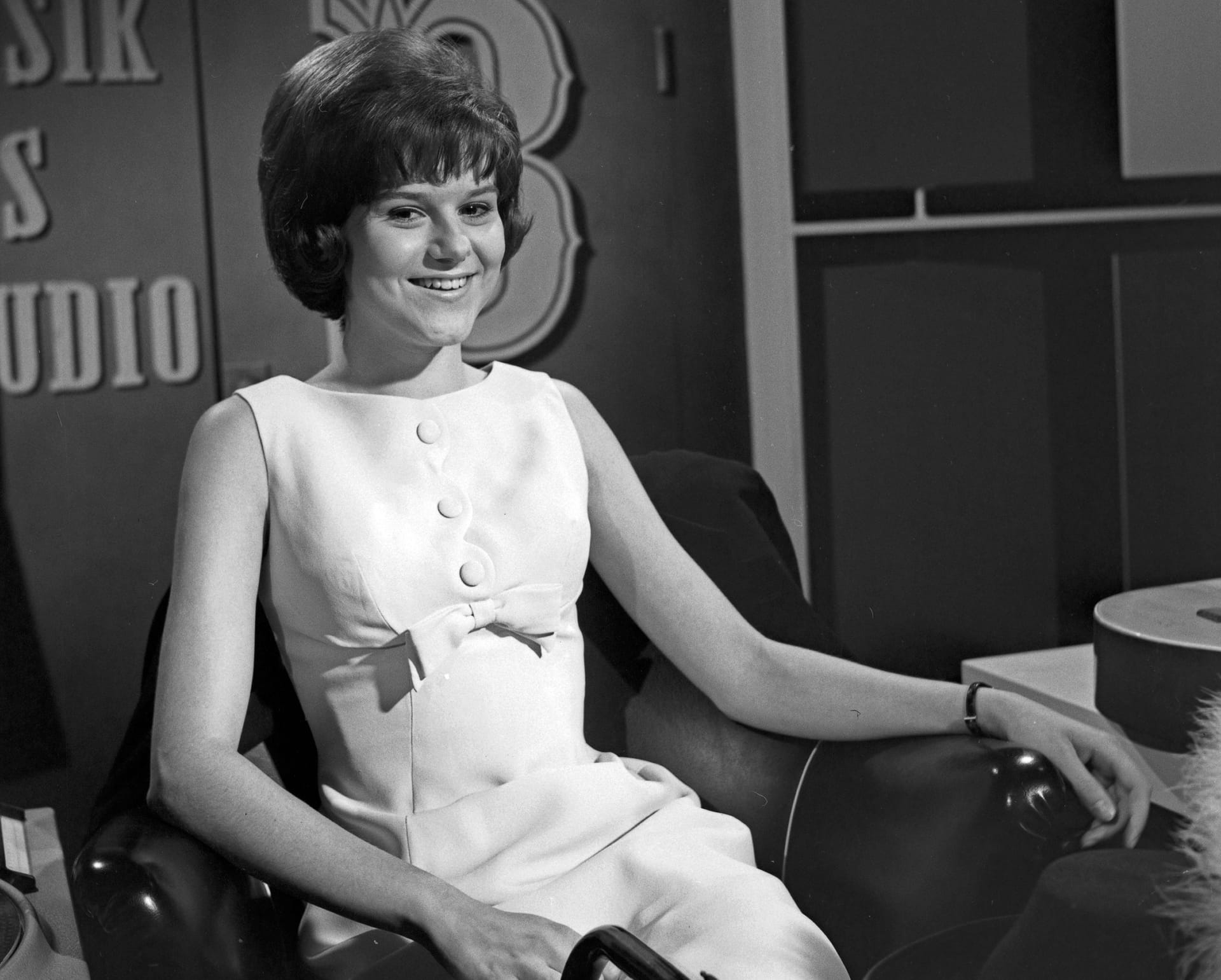 Peggy March in ihrem Schleifchenkleid im Jahr 1965.