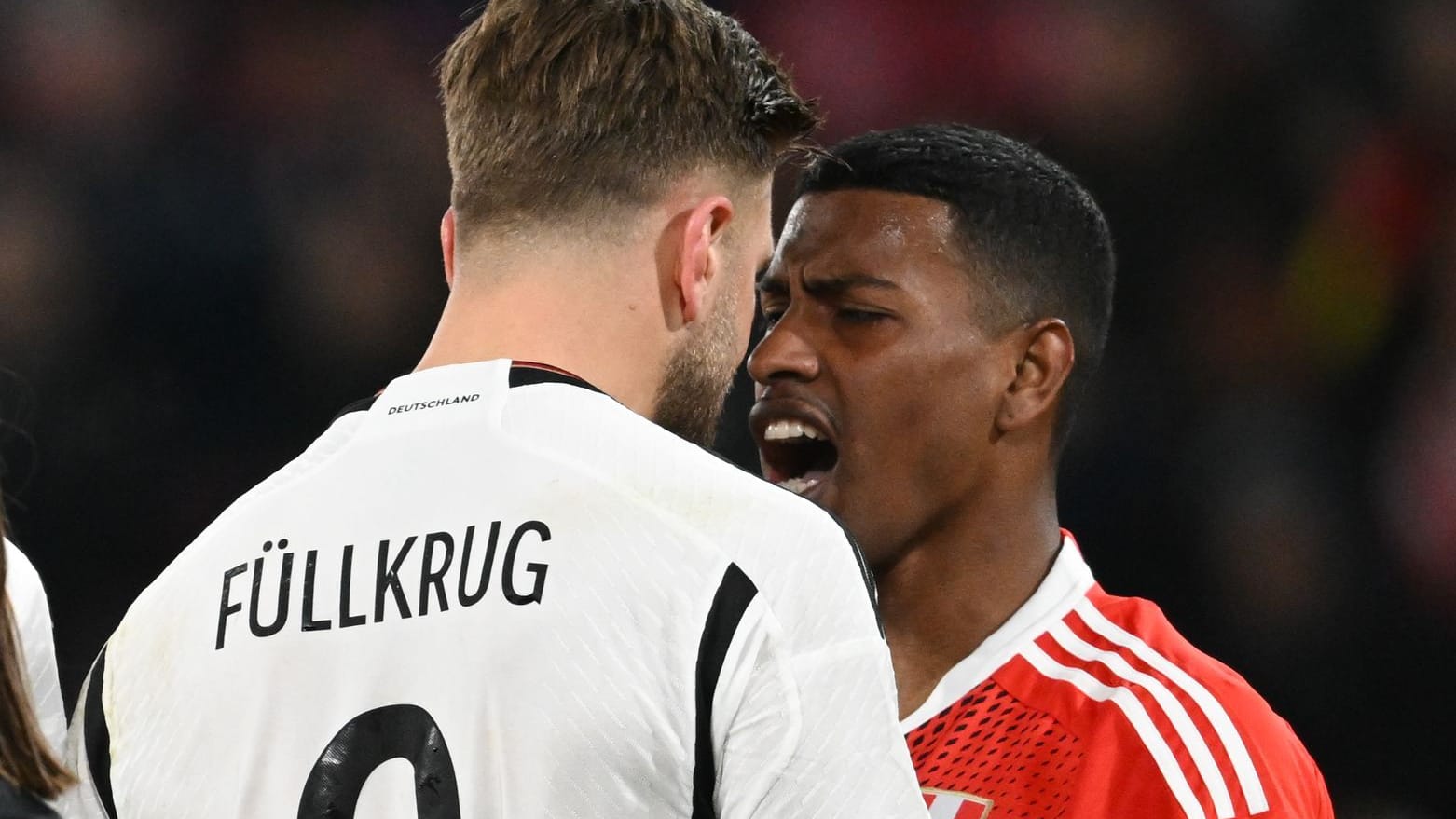 Niclas Füllkrug (l.) Stirn an Stirn mit Perus Miguel Araujo.
