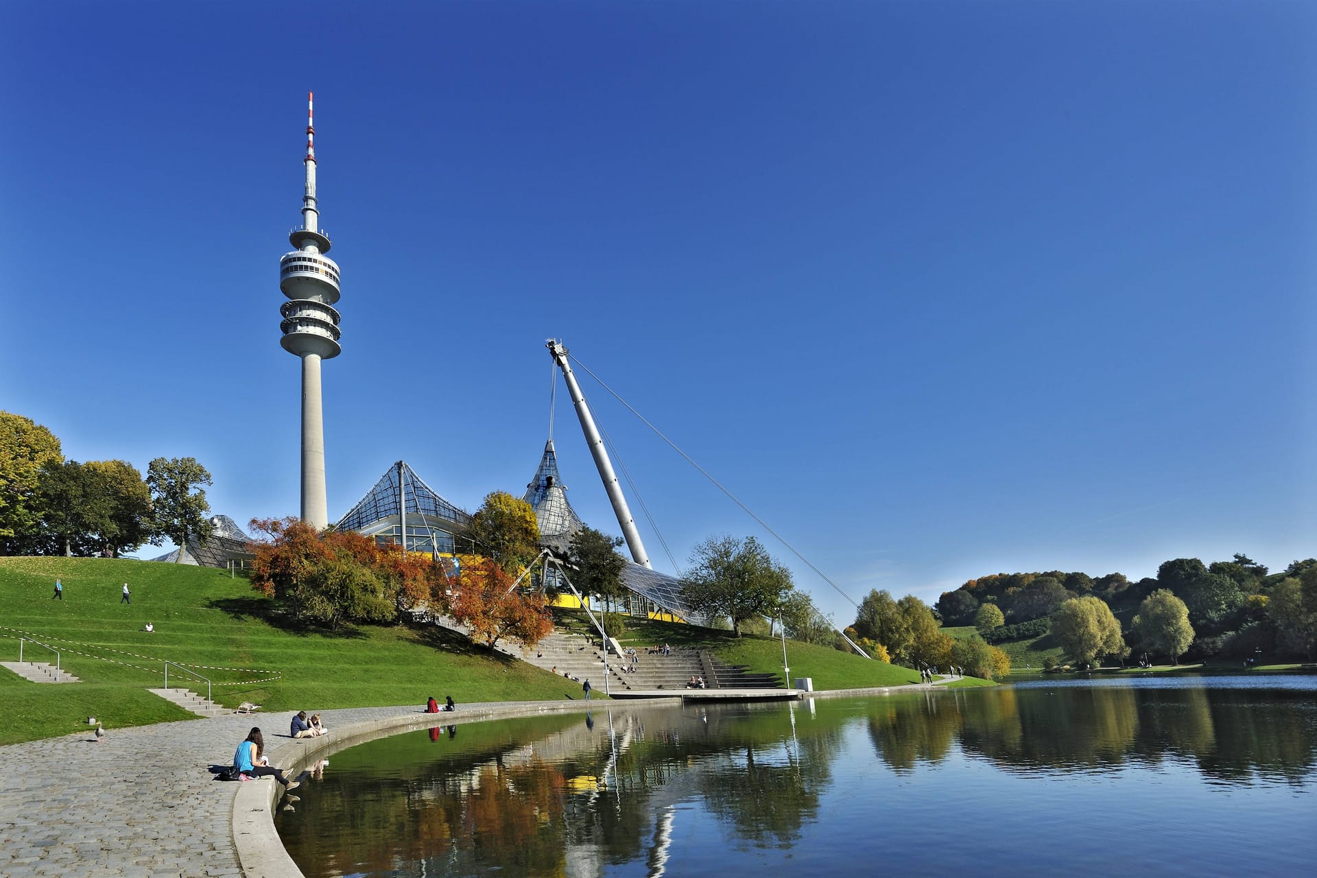 Der Olympiapark in München (Archivbild): Auf dem See will die SPD/Volt-Fraktion eine rückbaubare Welle errichten lassen.